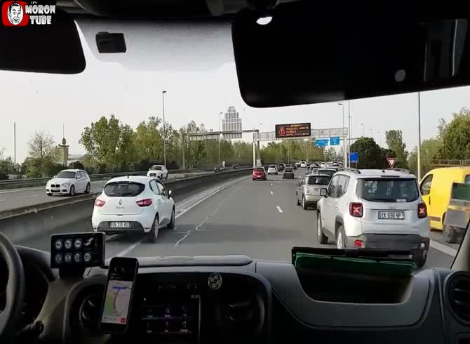 Video :Toulouse - An really nice motorcyclist chooses to accompany an ambulance